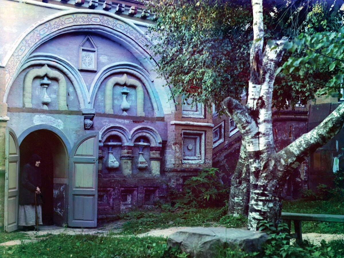 Двор церкви Воскресения. Кострома. 1910 г. Прокудин-Горский С.М.