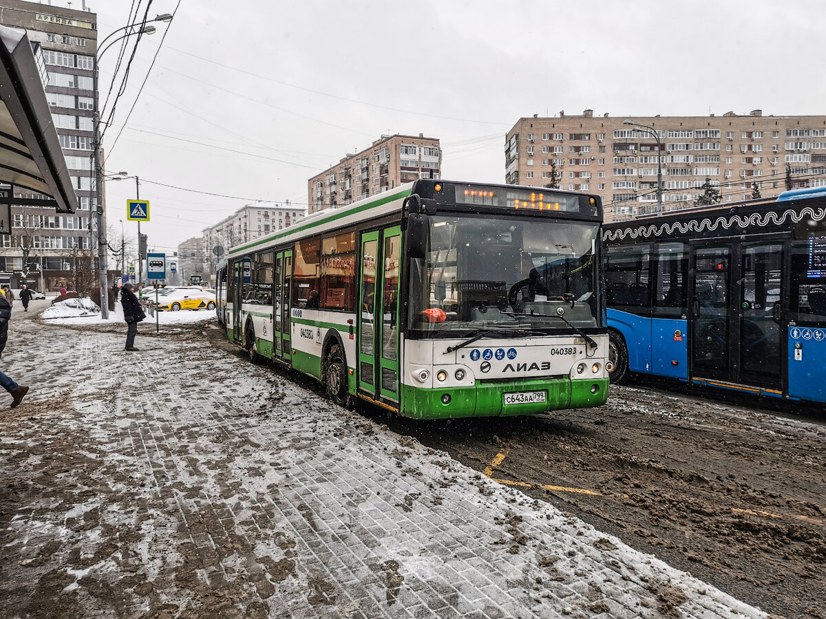 Бело-зелёный автобус ЛиАЗ-5292 на маршруте № 032 у метро "Семёновская". Семёновская площадь.