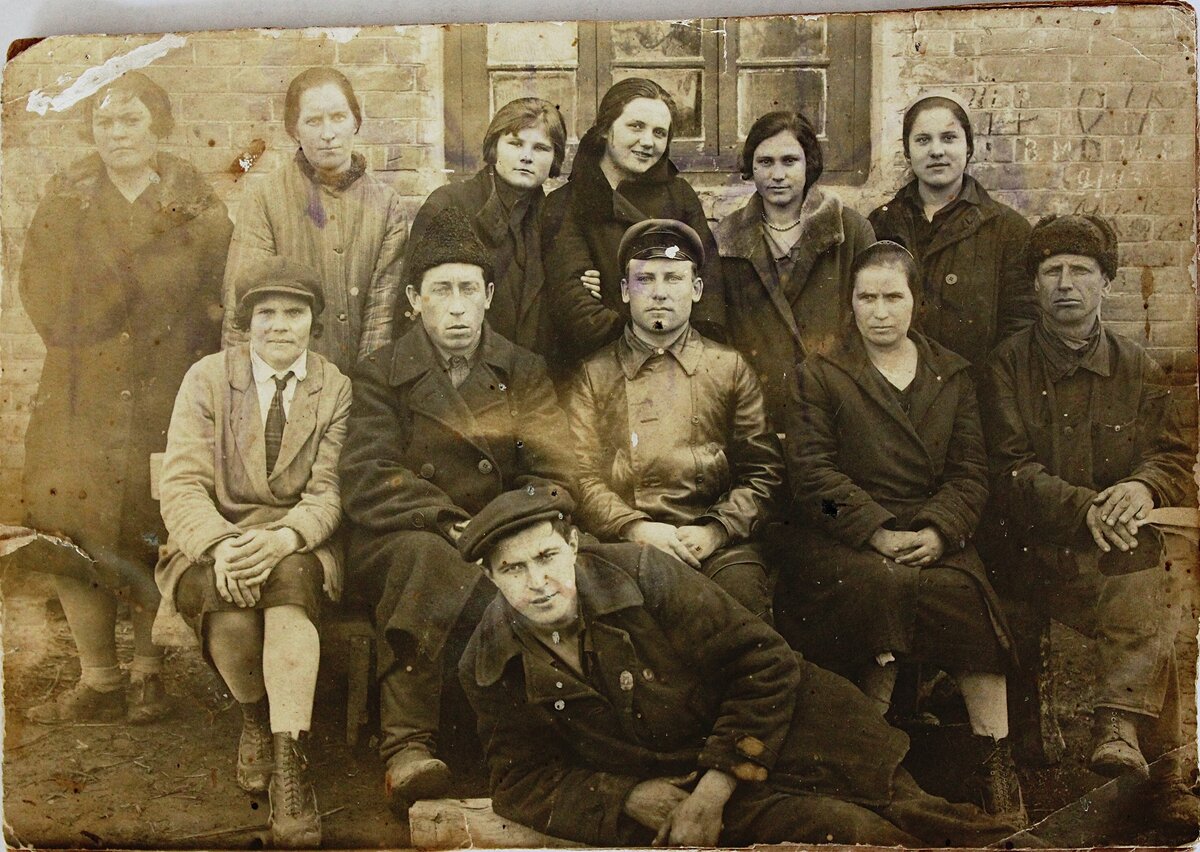 Фотография 30-х годов ХХ века сывороточного цеха, предположительно 1932 года. К сожалению сейчас не сохранилось информации о всех людях, изображенных на снимке. Но если вглядеться в лица, то можно найти знакомые черты, которые присущи некоторым современным жителям поселка Прогресс.   Ульяна Ивановна Лазаренко стоит вторая слева. Директор биофабрики того времени Афанасий Тимофеевич Чаус сидит по середине в кожанке. Женщина в кепке, которая  сидит крайняя слева предположительно ветеринарный врач и технолог предприятия Валентина Наумовна Болотная, она работала до войны. 