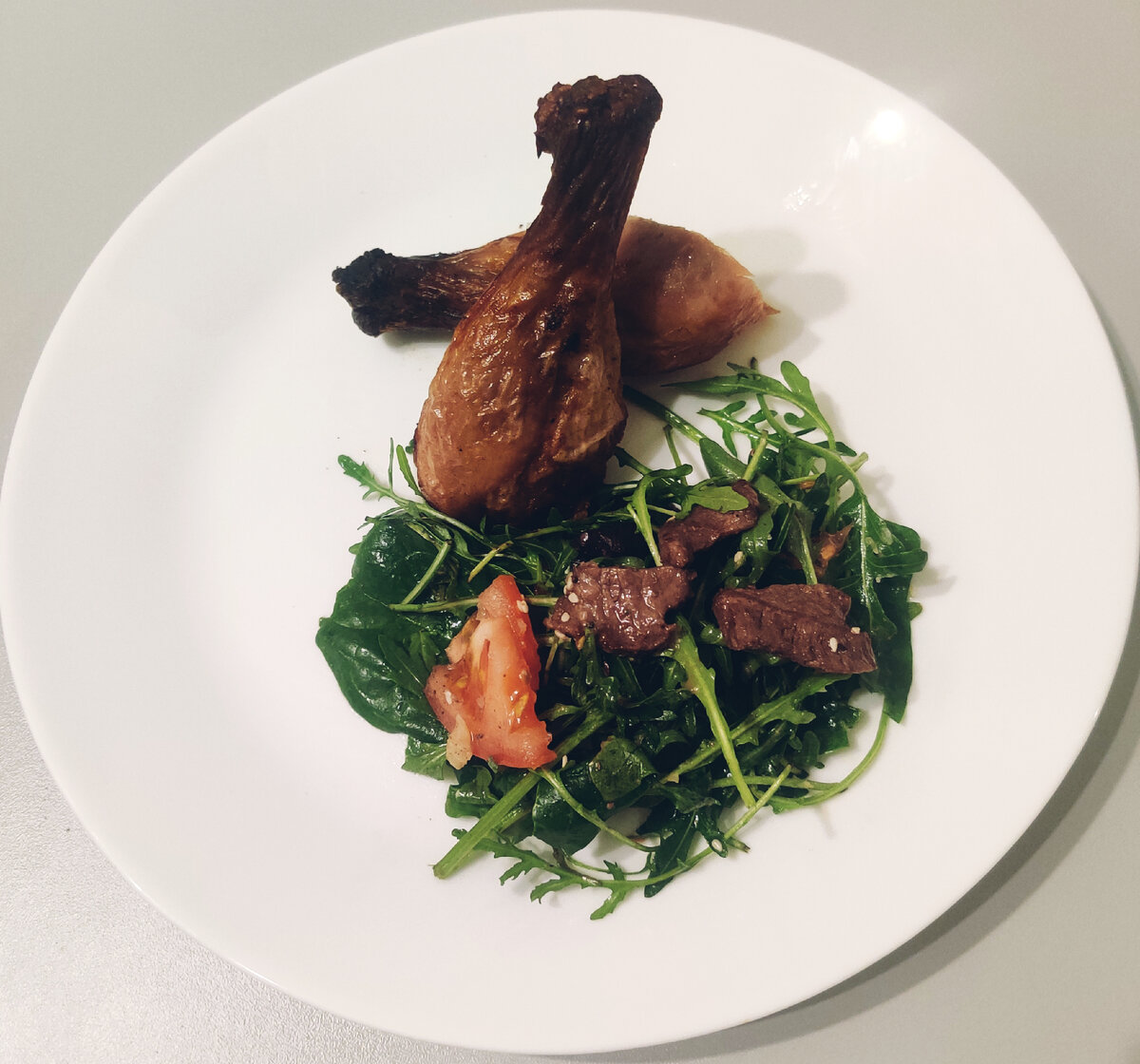Наш цыпленок очень сочный и специи только усиливают вкус.  Правильно приготовленное блюдо доведет вас до прекрасного гастрономического оргазма. 