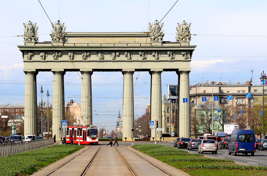 Метро московская ворота спб. Московские триумфальные ворота в Санкт-Петербурге. Триумфальная арка в Санкт-Петербурге на Московском проспекте. Триумфальная арка СПБ московские ворота. Стасов московские триумфальные ворота в Санкт-Петербурге.