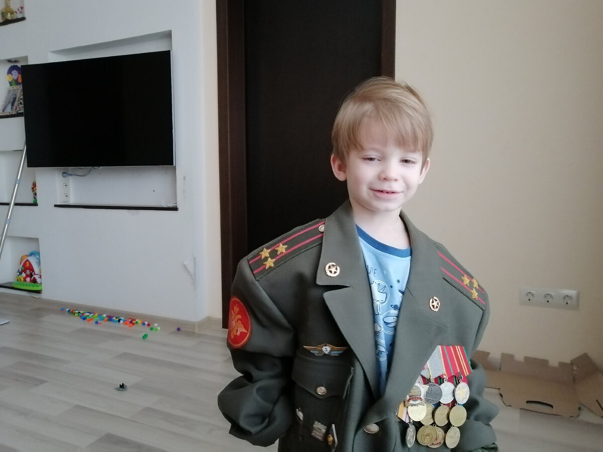 Внук в кителе деда! Немного в коленках жмёт