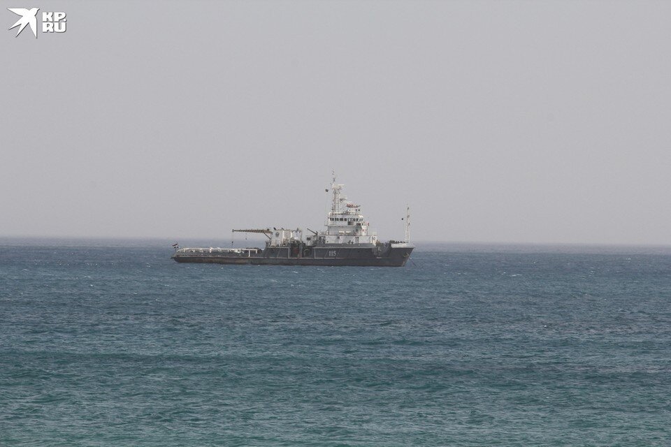     На судне находились 19 матросов из Вьетнама и Индии.