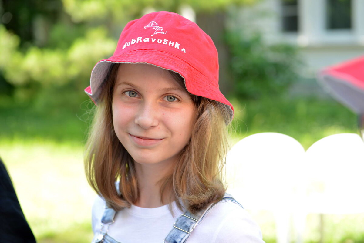 Здесь лучше без резких движений, постепенно: сначала лагерь дневного пребывания в школе, в городе, потом – полного пребывания, но недалеко от дома и на 1-2 недели, и только потом – полноценная смена в лагере, который вы давно присмотрели вместе с ребенком, возможно, в другом регионе, на море.