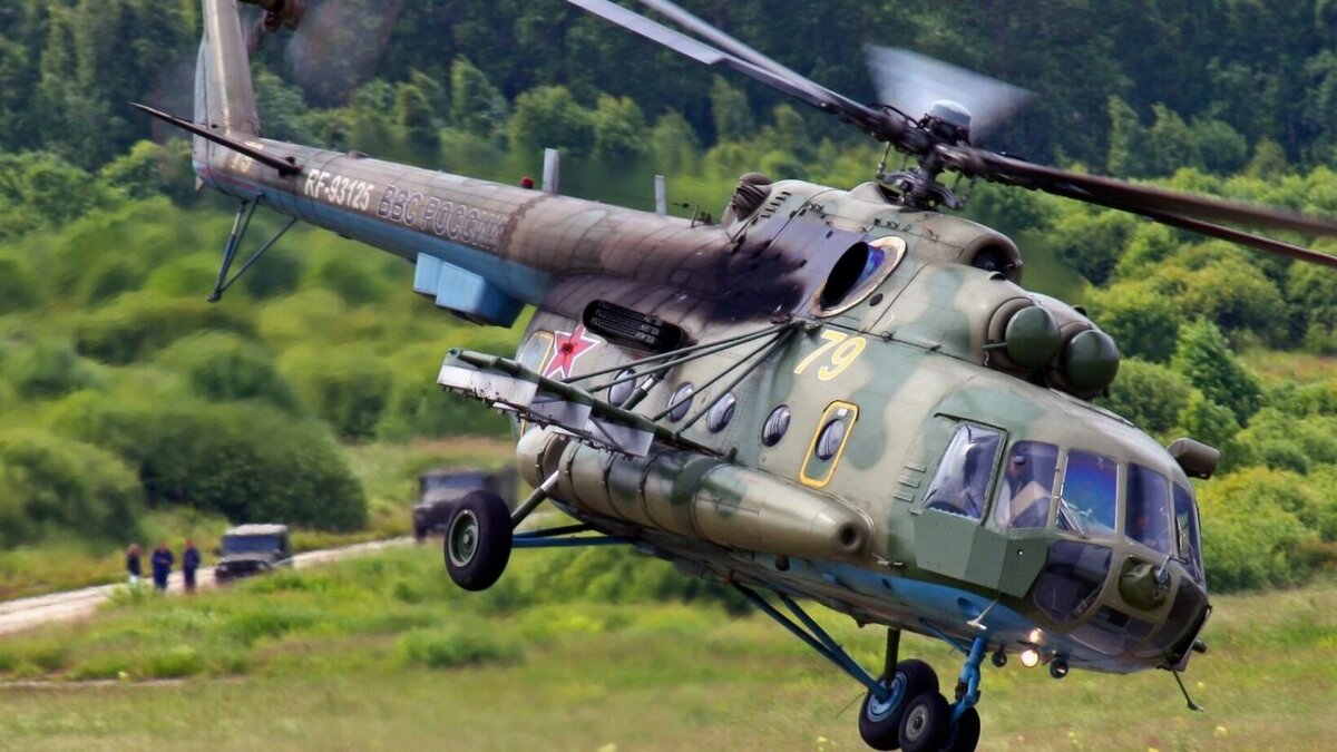     В районе горы Топхан в Кемеровской области частный вертолет Ми-8 совершил аварийную посадку. На его борту находились 10 человек. По информации источников ТАСС в оперативных службах, в результате происшествия погиб один человек, еще один человек пострадал.