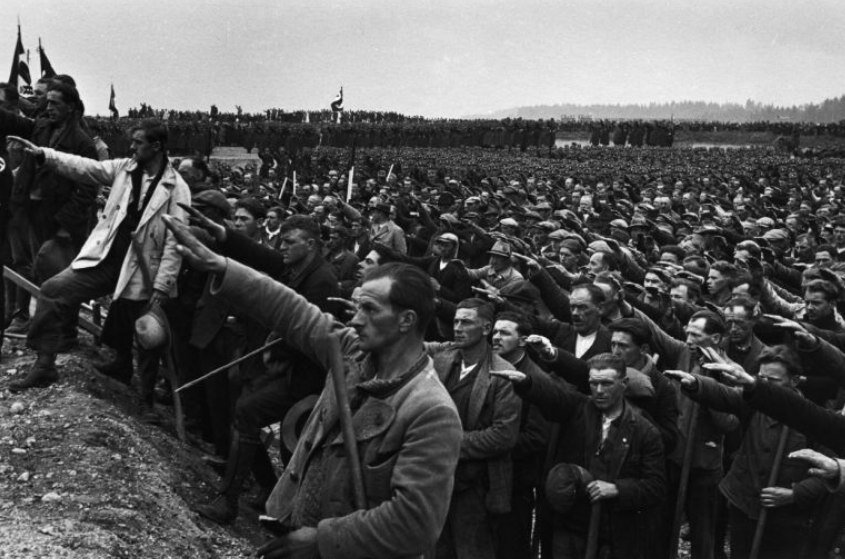 1933 год Адольф Гитлер выступает на митинге перед строителями автобана.