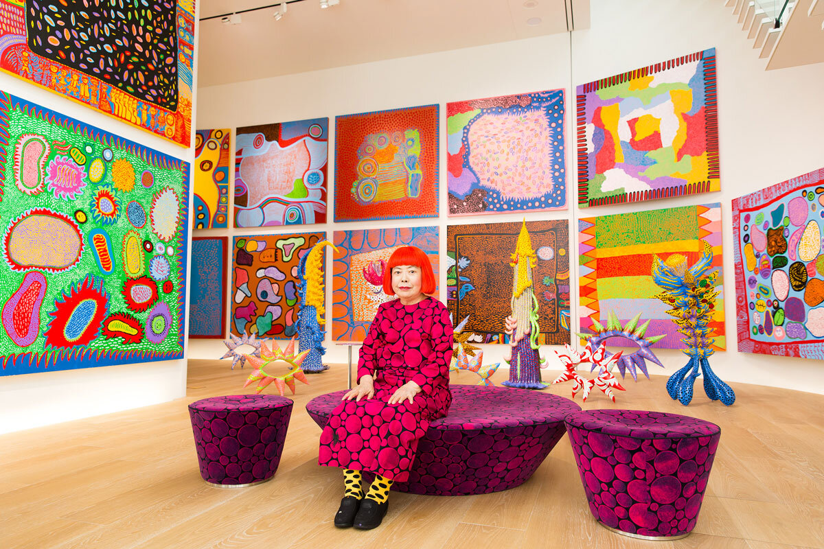 Томоаки Макино, "Яёи Кусама в окружении своих работ в Токио", 2016 г. © Yayoi Kusama