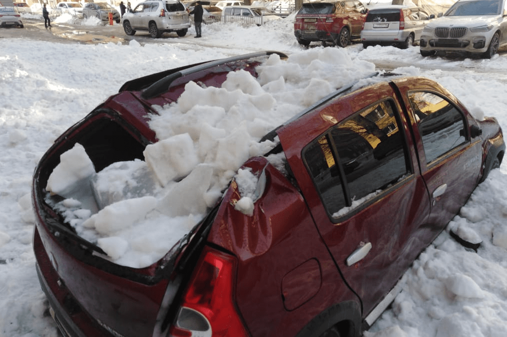 Падение снега на автомобиль. Машина в снегу. Сугроб на крыше автомобиль. Падение сосульки на автомобиль.