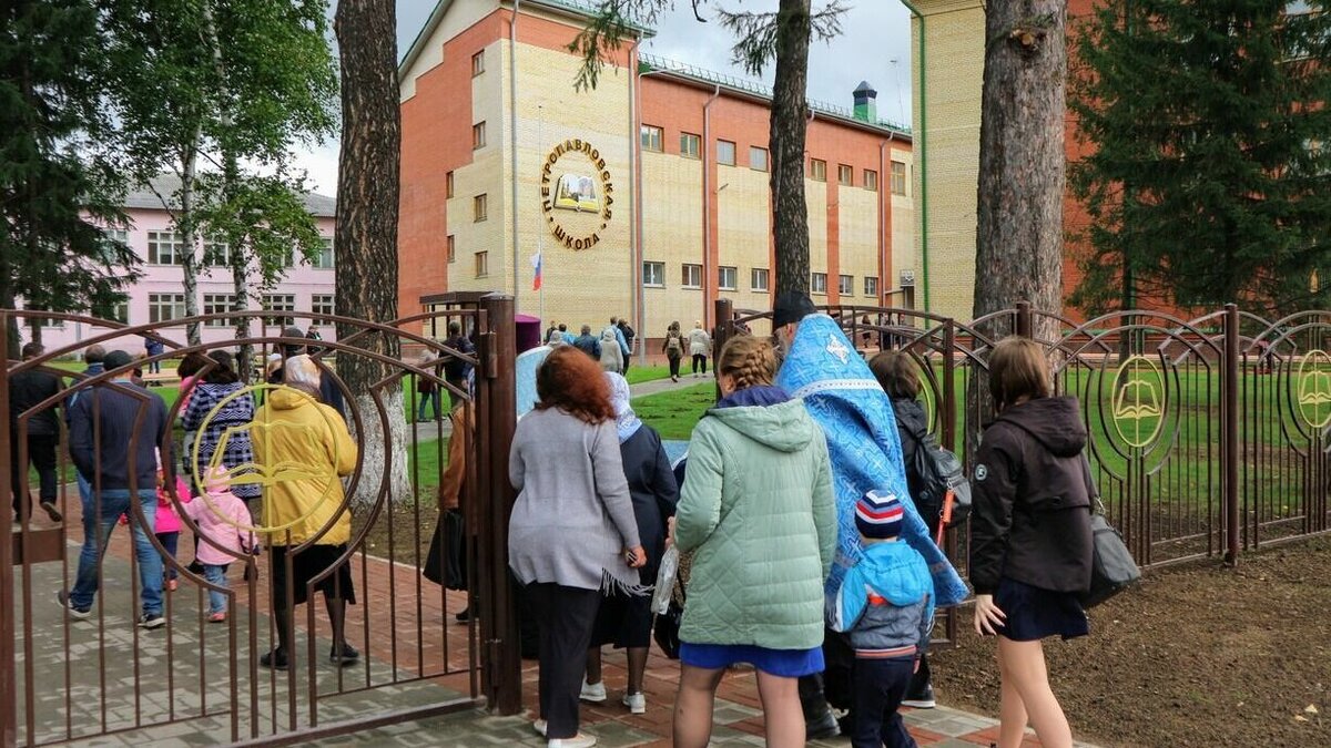     Социальные сети недоумевают, на каких правовых основаниях учителя станут внушать государственные идеи взрослым людям