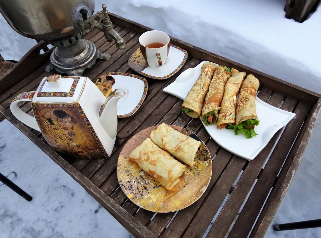 Масленицу отмечаем на огороде на снегу))