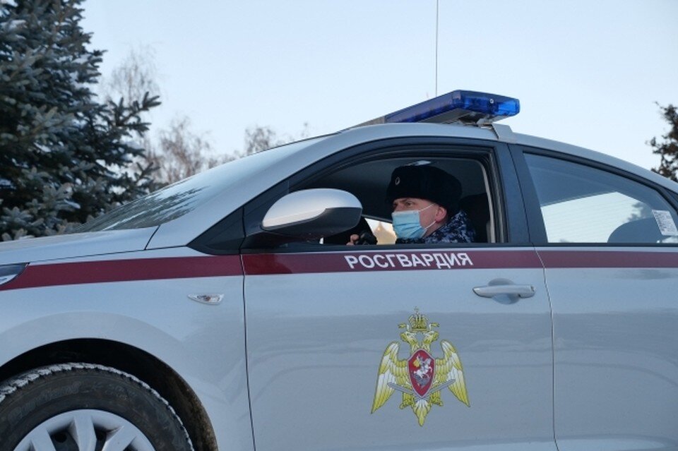     Росгвардейцы задержали агрессивного томича и передали его полицейским. Светлана МАКОВЕЕВА