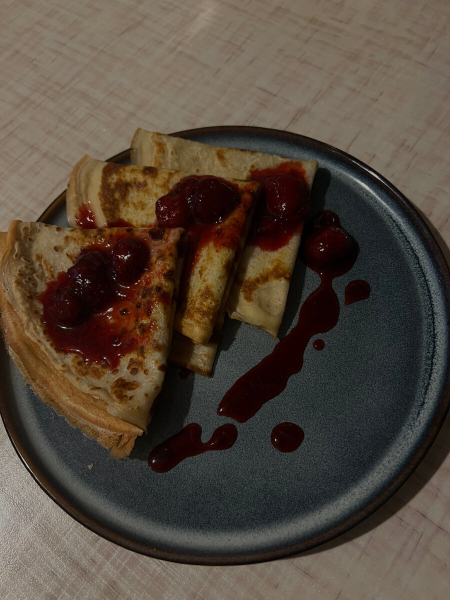 Вариант подачи блинов с клубничным вареньем