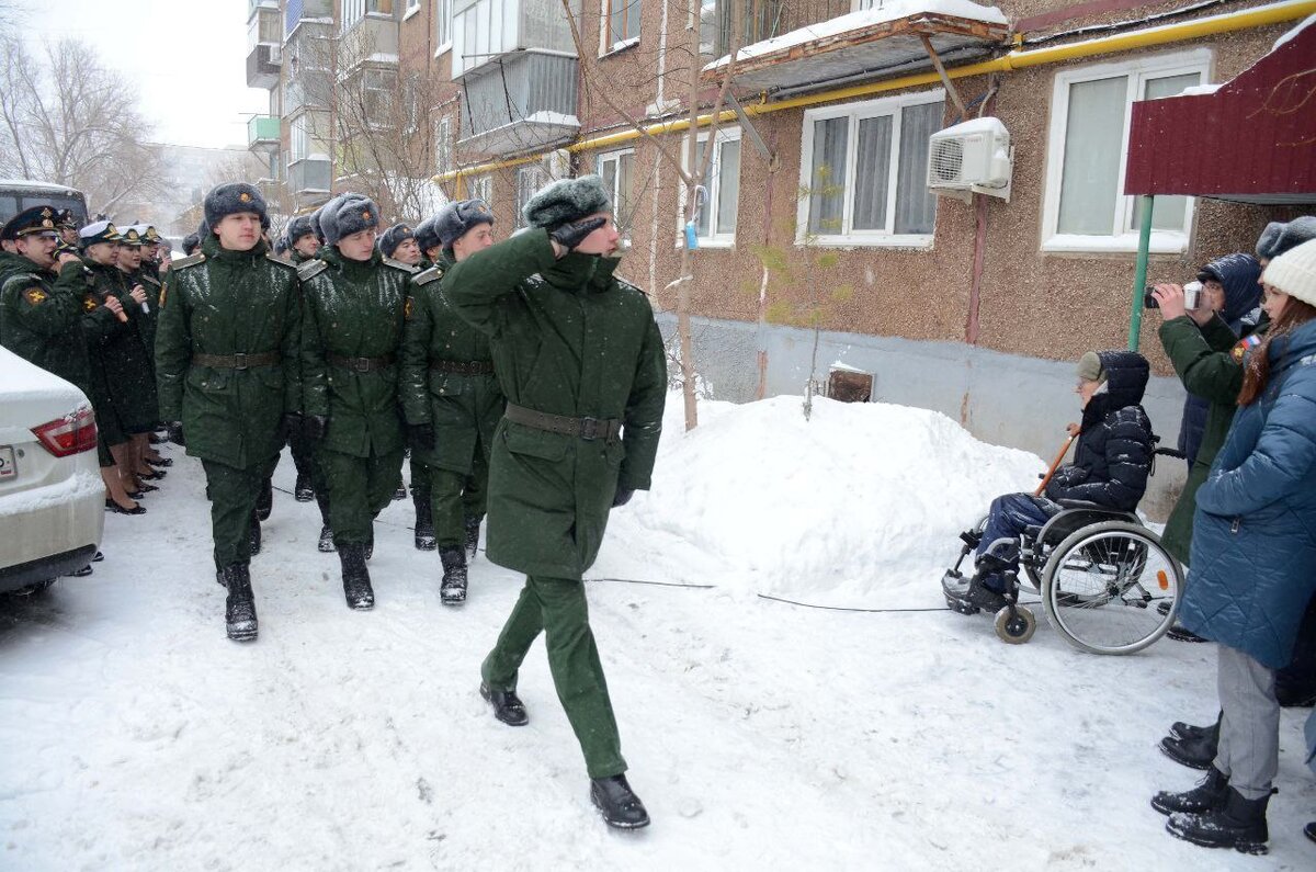  📷    Для ветерана ВОВ Владимира Александрова устроили мини-концерт возле его дома Марина Шарт