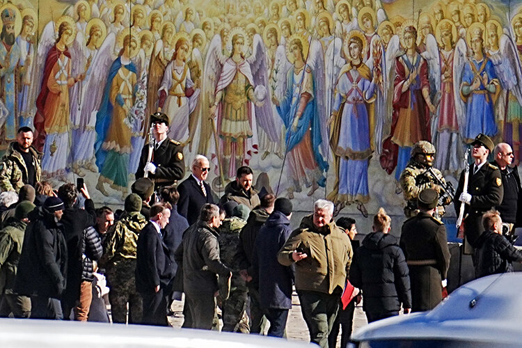   Сегодня Джо Байден прибыл на Украину. Первым делом Байден и Владимир Зеленский под вой сирен посетили Михайловскую площадь, где находится мемориал в память о «героях Небесной сотни» Фото: © Kay Nietfeld/dpa/www.globallookpress.com