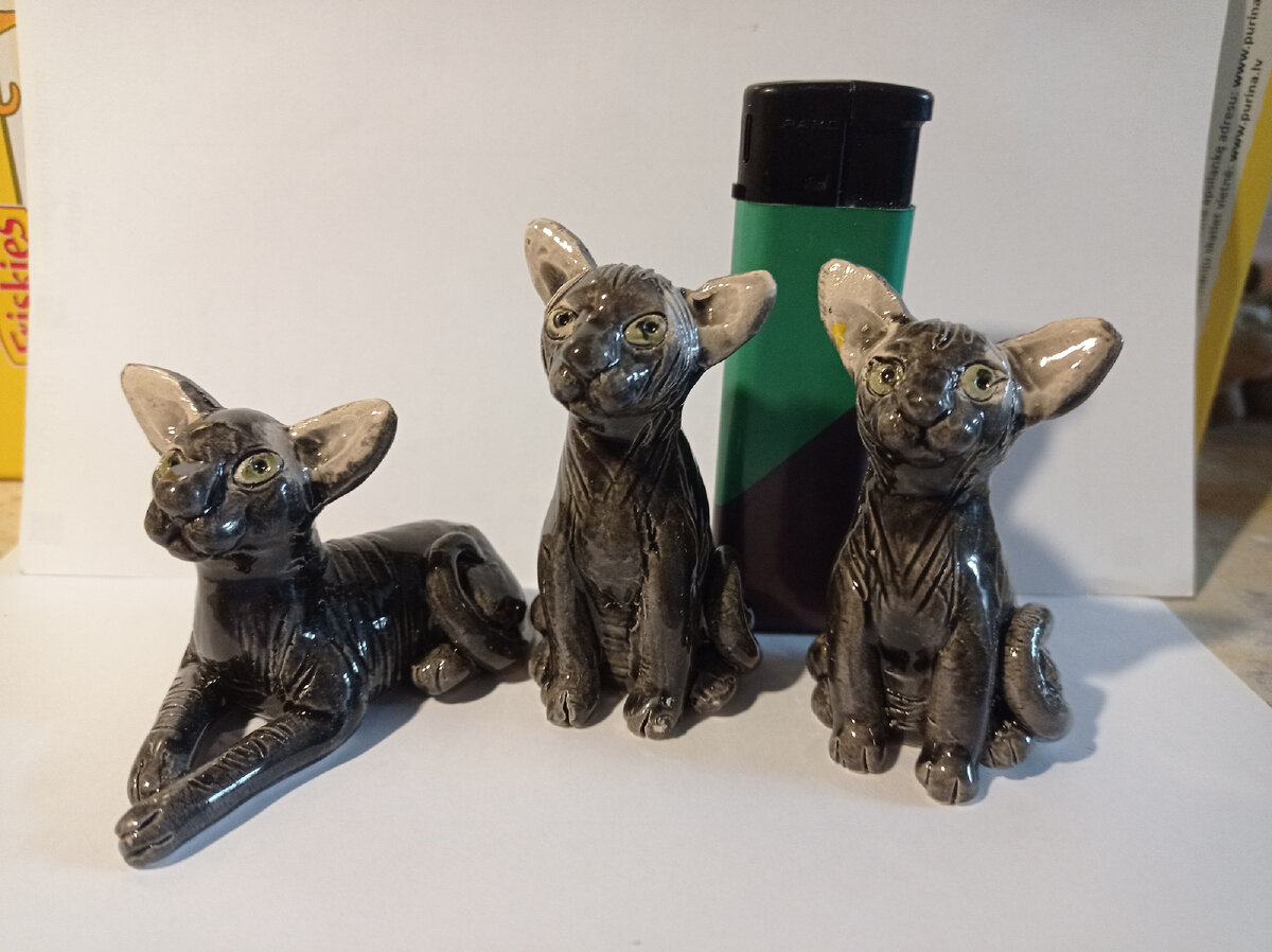  Керамические фигурки сфинксов. На заднем фоне зажигалка, для понимания масштаба.