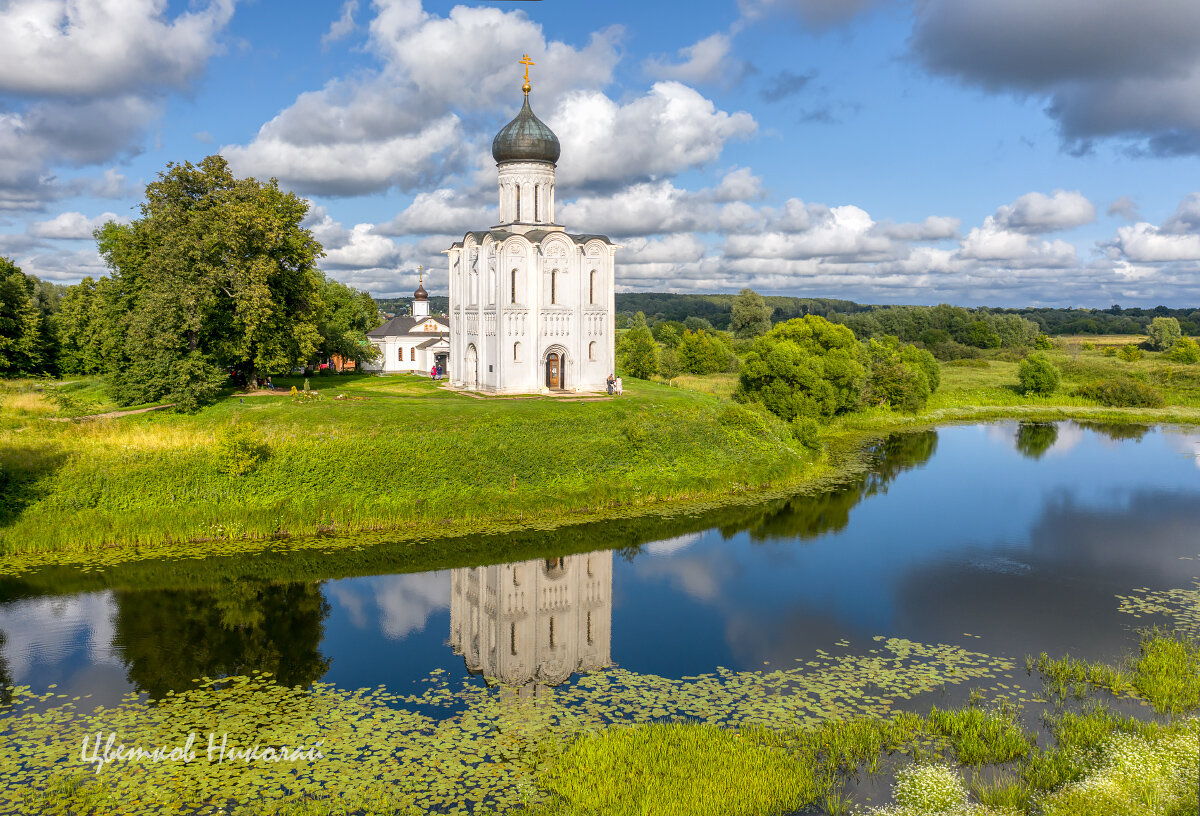 церкви с рекой