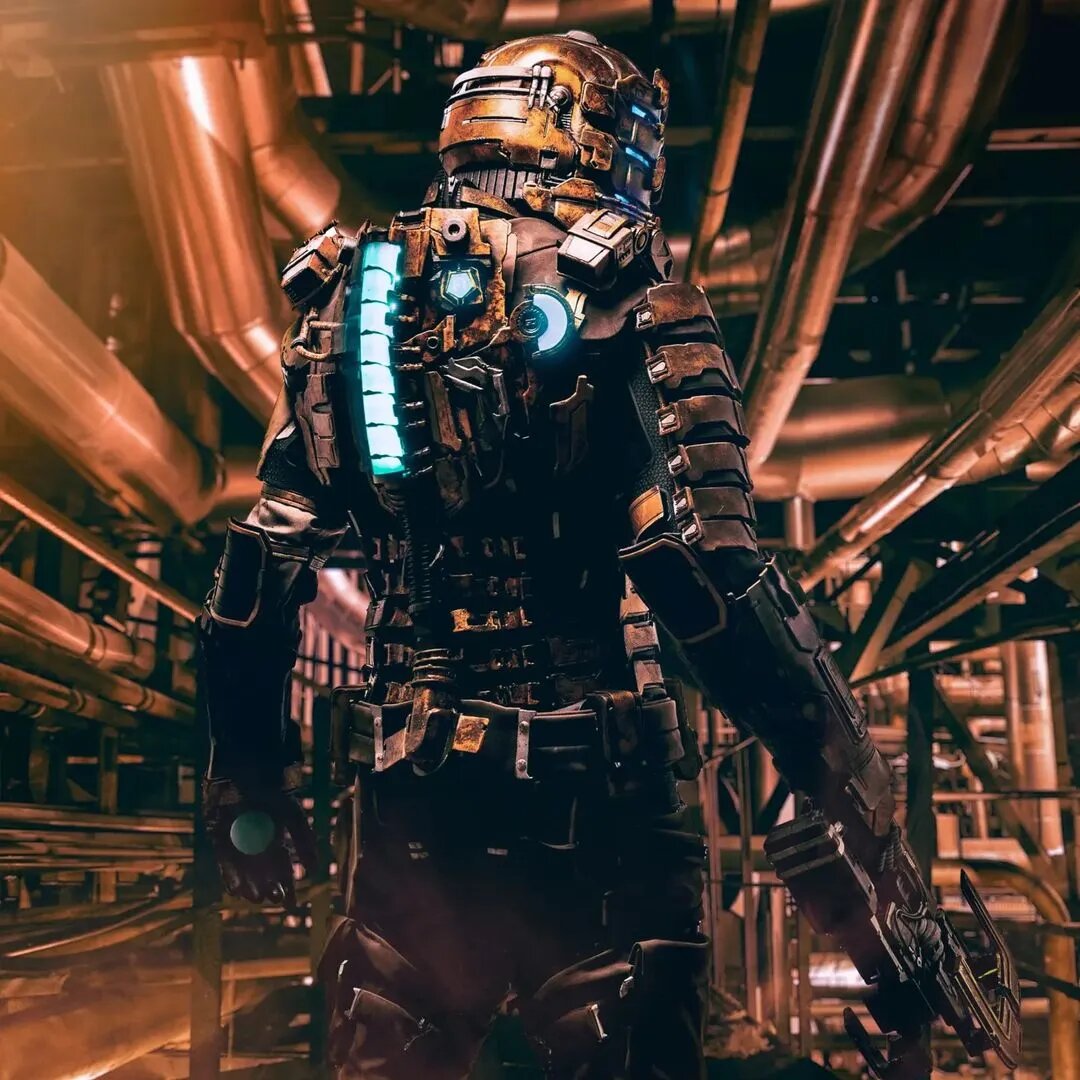 Косплей на персонажа Dead Space Remake в броне третьего уровня. Автор косплея: Peep_cosplay. Источник: социальные сети модели   📷