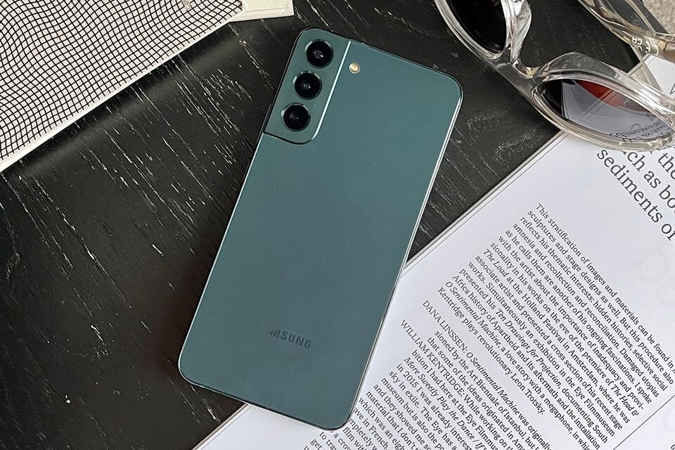 Внешний вид смартфона за год почти не изменился. Задняя панель теперь плоская, а не плавно переходит в корпус, углы стали более округлыми