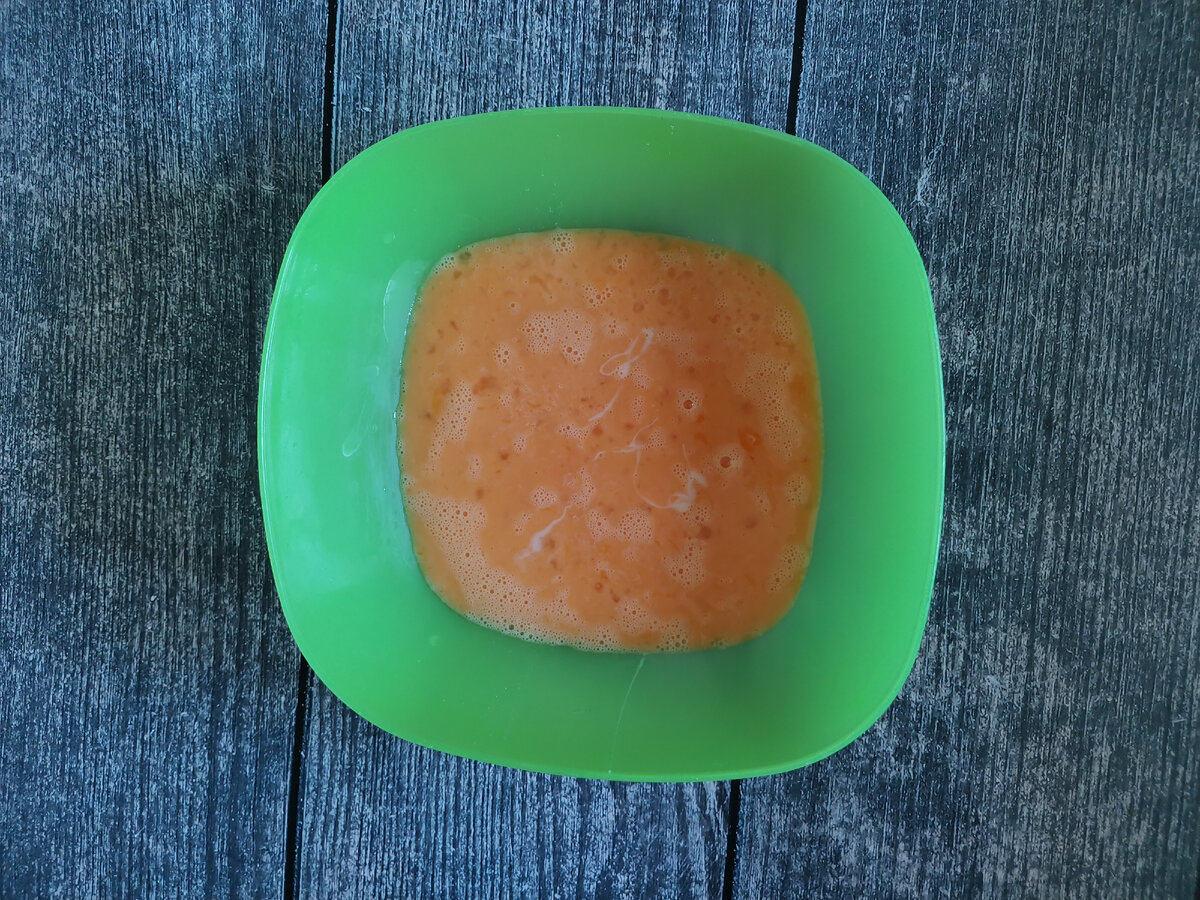 Удобно перемешивать компоненты венчиком, в процессе слегка взбивая их