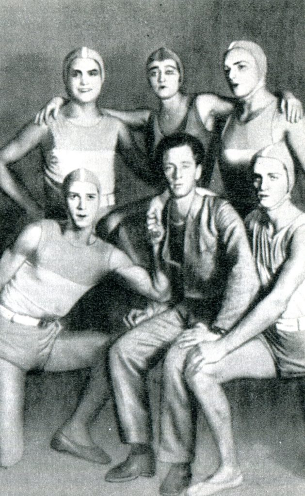 В. Вайнонен (в центре) с участниками балета «Золотой век»