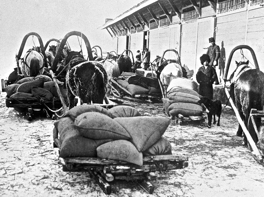 При Керенском крестьяне были обязаны сдавать хлеб. А торговля им запрещена