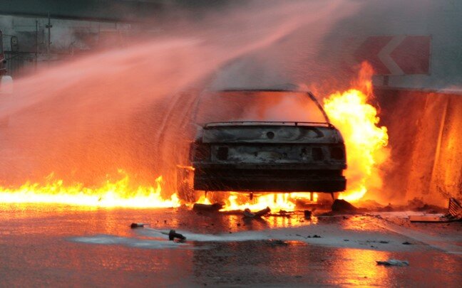 У АВТОМОБИЛЯ ВЫГОРЕЛ МОТОРНЫЙ ОТСЕК. ФОТО: NATALYA LOGINOVA/GLOBALLOOKPRESS