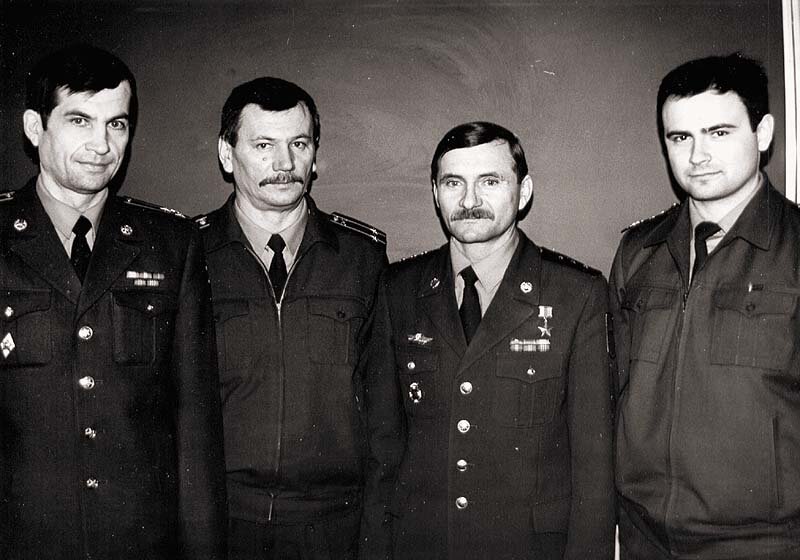 Кириченко второй справа. Источник фото: http://otvaga2004.ru/voyny/wars-ussr/wars-caucas/soldat-vojnu-ne-vybiraet/?utm_source=warfiles.ru