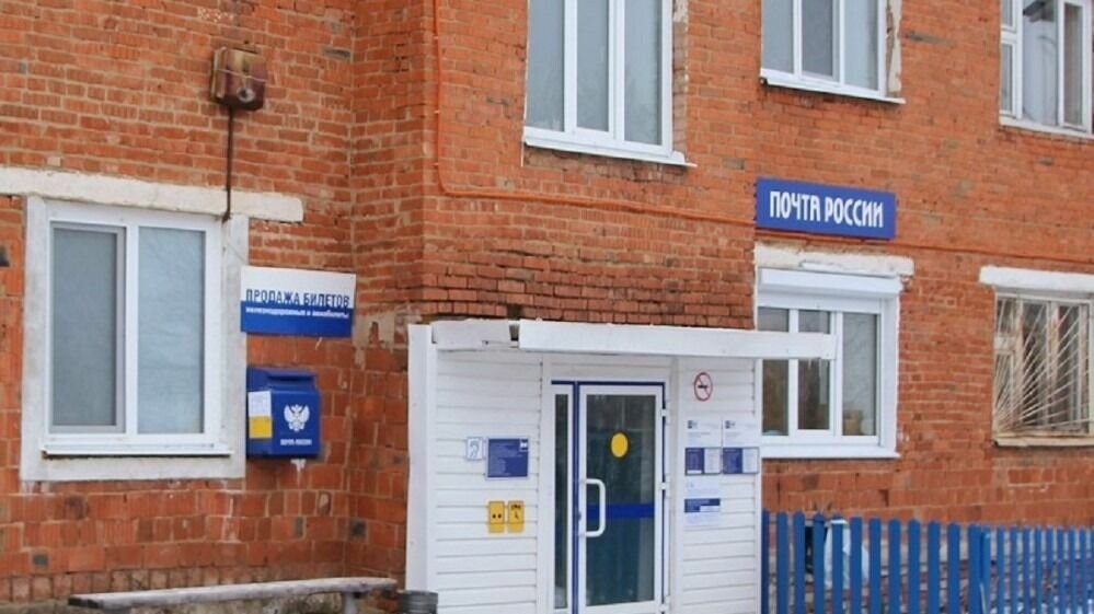     Почтовое отделение в райцентре Сюмси обновят в нынешнем году в рамках федеральной программы, инициированной одной из политических партий. Здание почты в селе, построенное в 1987 году, по словам депутата Госдумы РФ Олега Гарина, уже давно нуждается в капитальном ремонте.