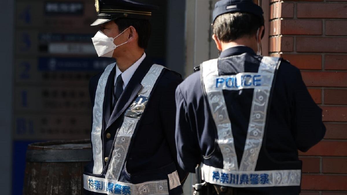    Японские полицейские:Takashi Aoyama / Getty Images