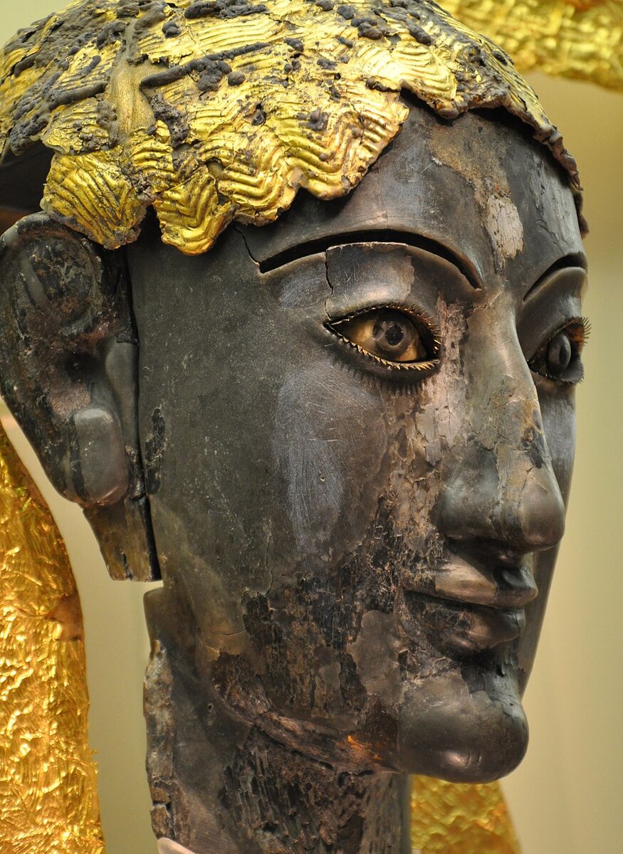 Архаичная скульптура из слоновой кости и золота (может представлять Аполлона) в Дельфийском археологическом музее, Греция.