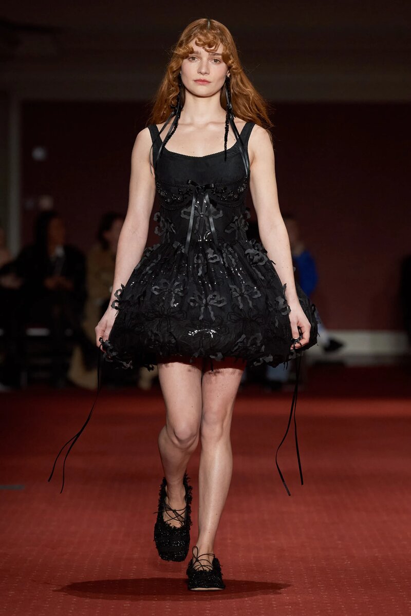 показ мод 2023. модные образы 2023. старинная одежда с показов. модные показы 2023. неделя моды в лондоне 2024.