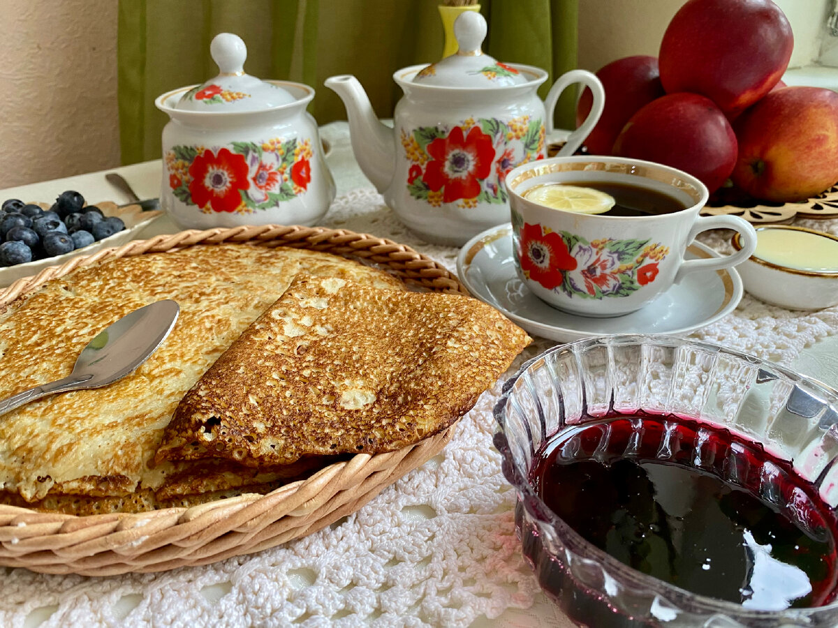 Красивая сервировка завтрака с блинами