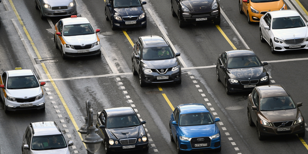 Нужно ли включать ближний свет в городе днём, и почему многие водители этого не делают