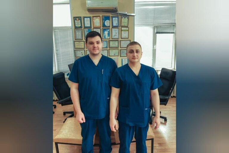    Оренбургские врачи Владимир Студенов и Николай Голопапа вернули пациентке гибкость руки Андрей Севостьянов