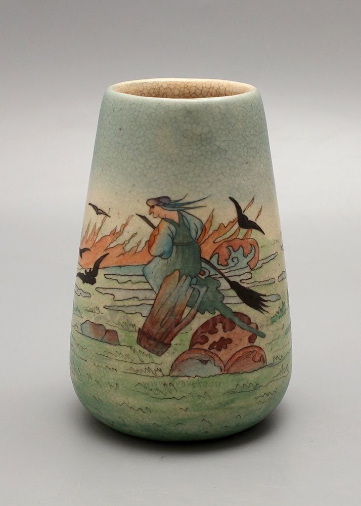 Старинная вазочка в русском стиле по рисункам Билибина И. Я., керамика, Россия, 1910-е. Фото с нашего сайта: dvaveka.ru