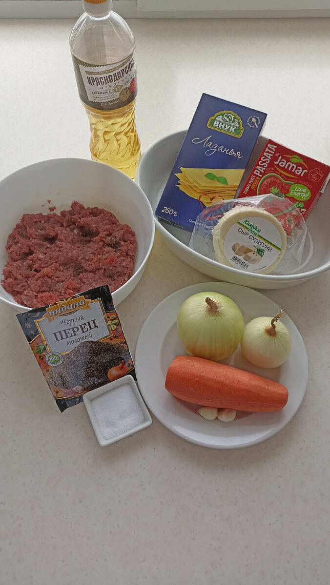 Состав:                                                                                                                                                      -фарш 500г(говяжий или свиной)                                                                                                           -сыр сулугуни или моцарелла 300г                                                                                                      -листы для лазаньи 250г                                                                                                                            -перетертые томаты 500г                                                                                                                          -лук две небольшие штуки                                                                                                                     -морковь 1шт. (можно и без нее)                                                                                                                                            -перец, соль, приправа прованские травы.                                                                                                       -подсолнечное масло для жарки