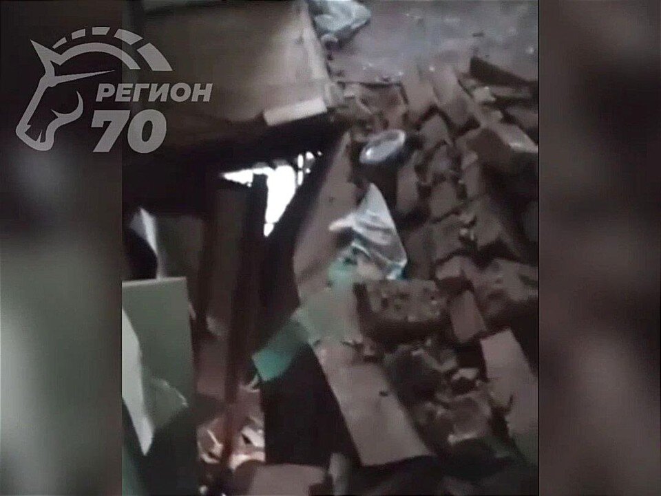     В жилом доме на Загорной провалился пол. Фото: "ВКонтакте" - группа "Регион 70"