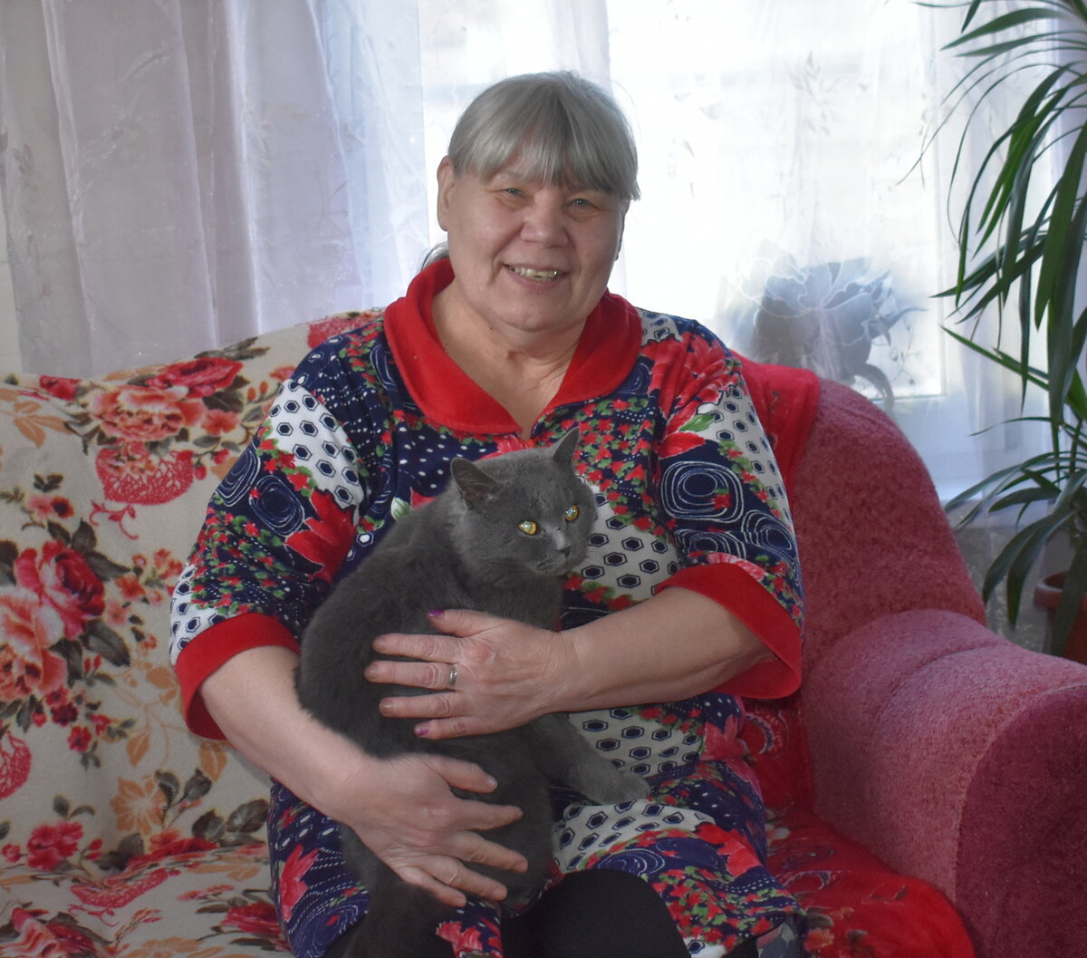 Альбина Ивановна со своим лучшим другом — котом по кличке Зева.