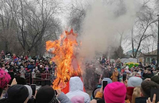    Сжигаем чучело Зимы (автор Елена Донская)