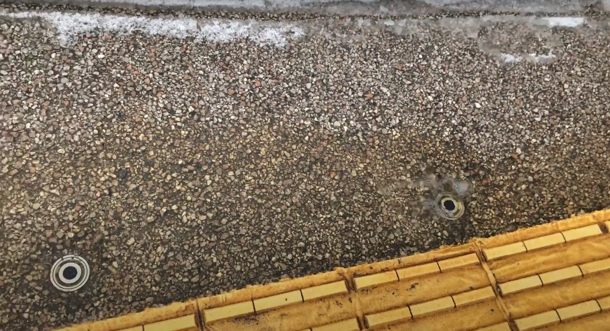 Для чего дороги на севере поливают водой и засыпают снегом