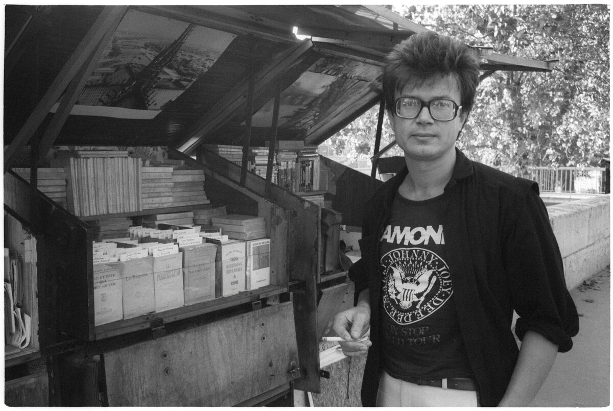    В 1967 году Лимонов перебрался в Москву. На жизнь зарабатывал, работая портным. Среди его клиентов были Булат Окуджава, Эрнст Неизвестный и другие / Gettyimages.ru / Sophie Bassouls