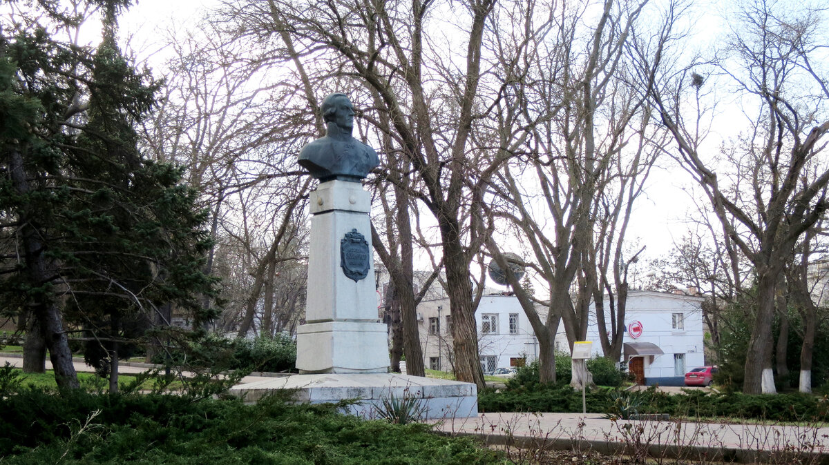 Памятник Ф.Ф. Ушакову в Севастополе на пл. Ушакова