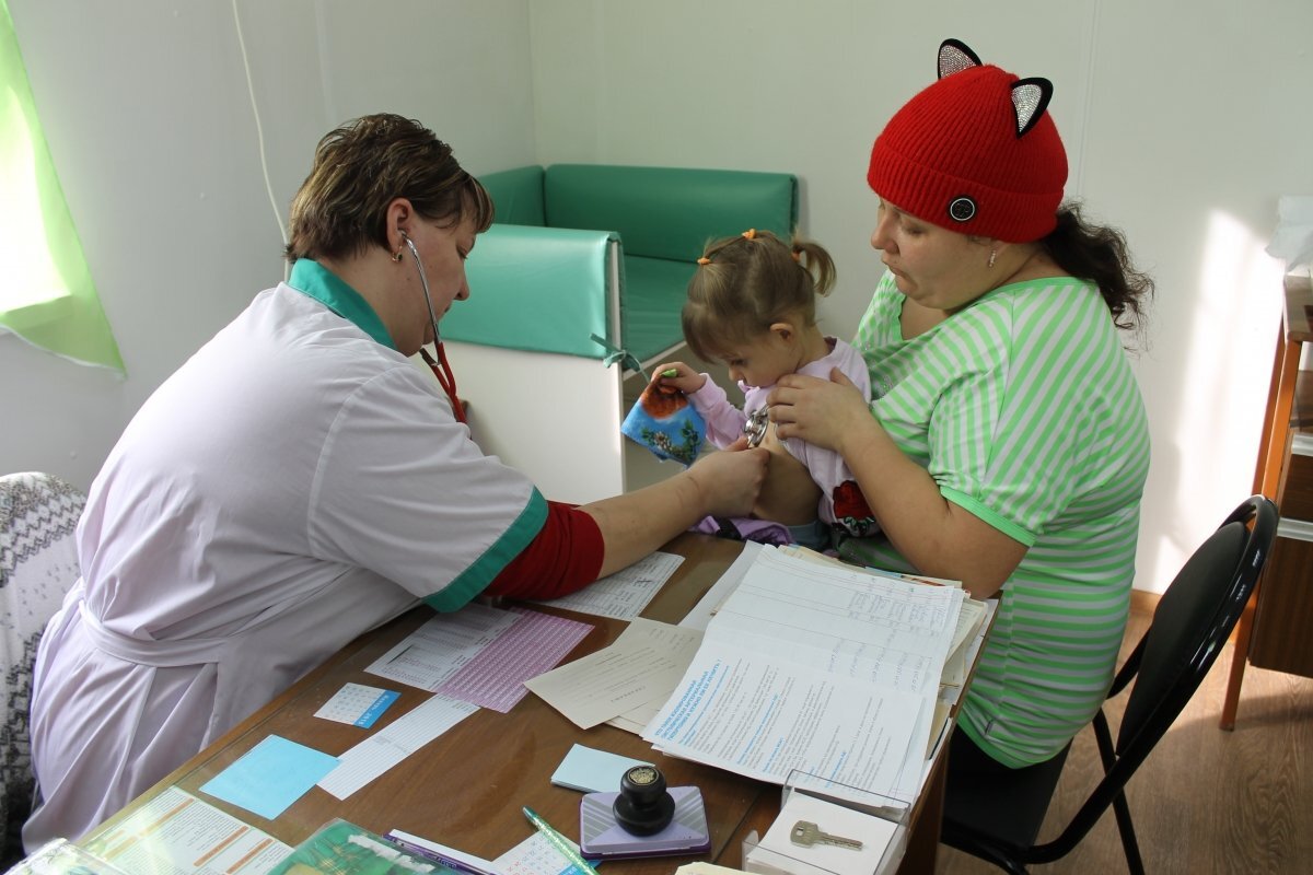    Чтобы привлечь специалистов работать на село, медикам предлагают выплаты и землю.