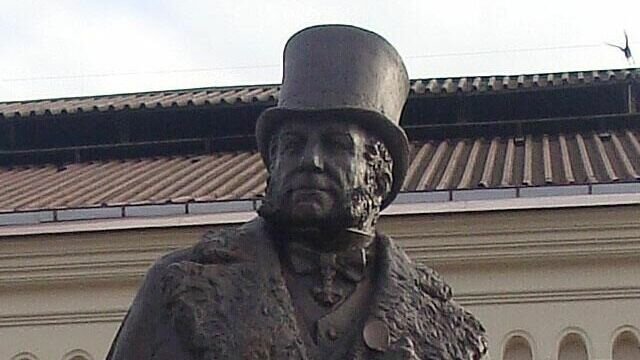     Во время уборки снега на Привокзальной площади в Новом Петергофе водитель спецмашины случайно снёс памятник известному промышленнику, финансисту и меценату Александру Штиглицу (на фото).