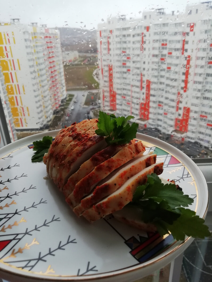 На фото — 260 г — 200 г. Замочила куриное филе в солевой раствор (примерно 1 ст.л на 700 мл + 2 лавровых листа + гвоздика 2-3 шт), оставить на 12 часов, лучше делать на ночь. После этого достать филе, обсушить, обмазать специями (у меня паприка, сушеный чеснок, перец), отправить в духовку 250° 20 минут, оставить остывать в духовке (не открывать 3-4 часа) 