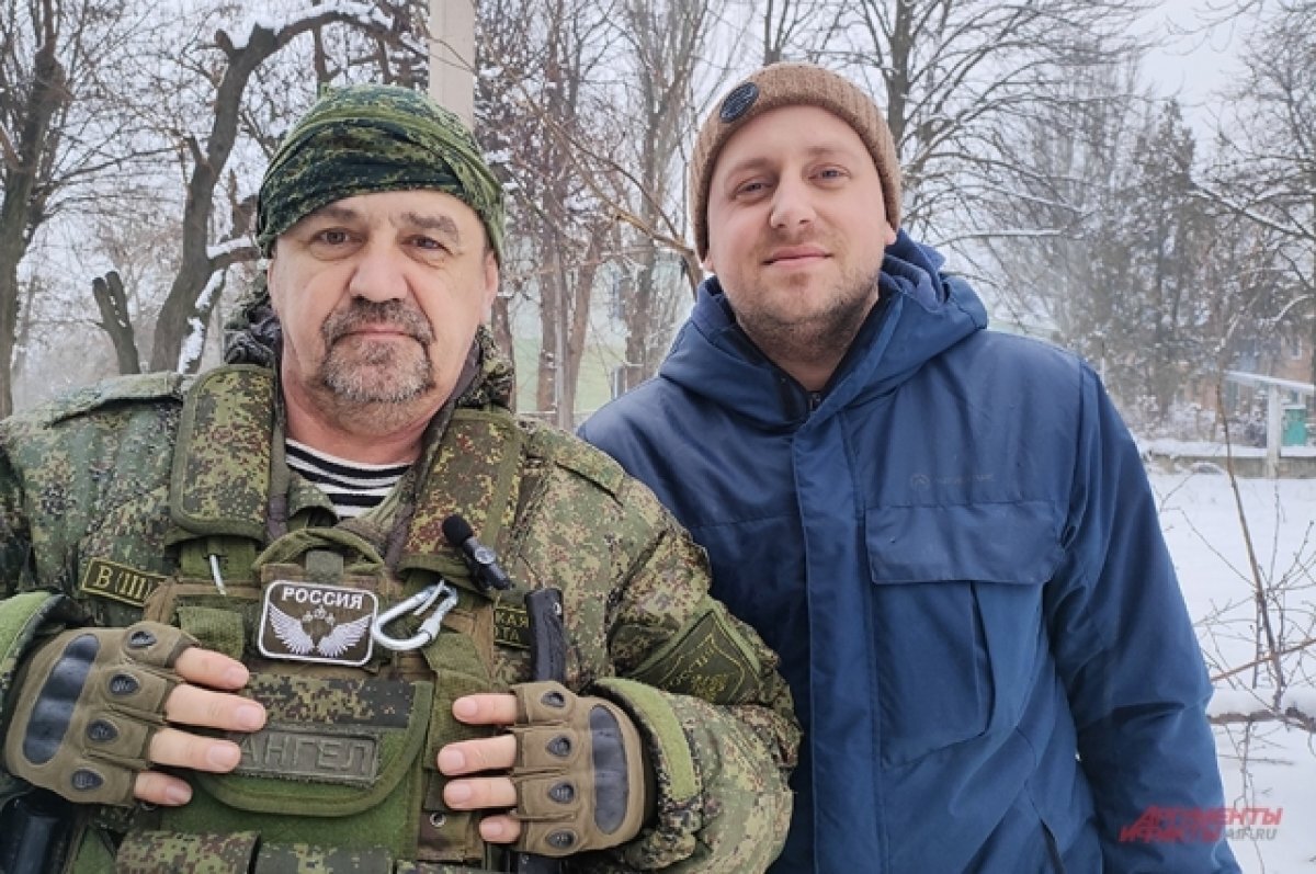    Доброволец с позывным "Ангел" в бронежилете.