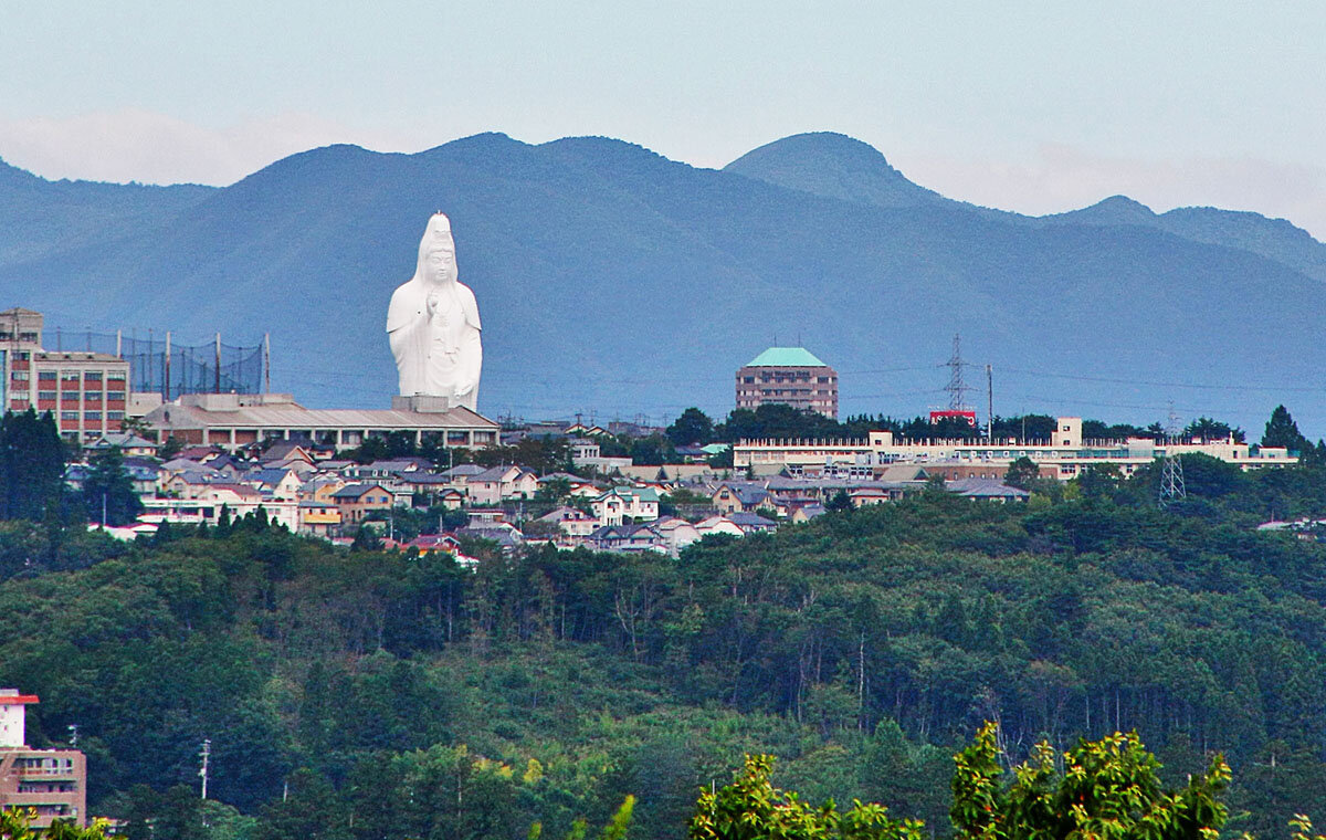 Сендай Дайканнон статуя. Cтатуя Богини Каннон. Сэндай, Япония. 100 Метровая статуя Богини Каннон в Японии. Cтaтуя бoгини κaннoн.