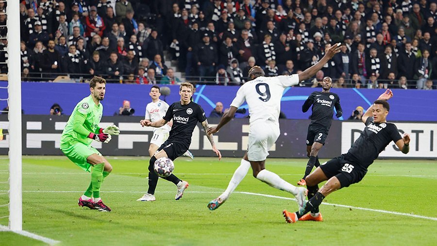 Вскоре "Наполи" еще раз почти провернул тот же трюк, вот только Осимхен забежал в офсайд.