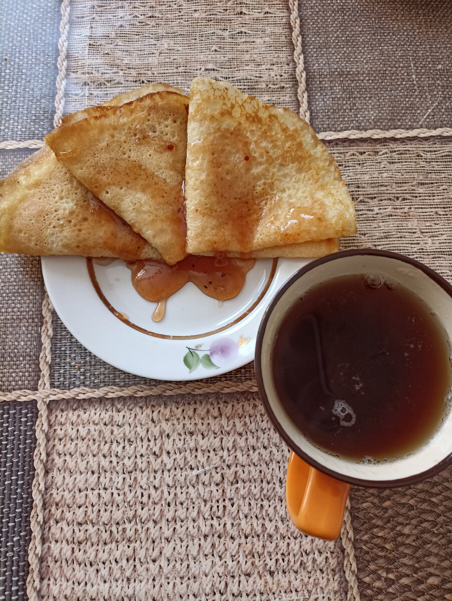 Блинчики с вареньем из смородины. 