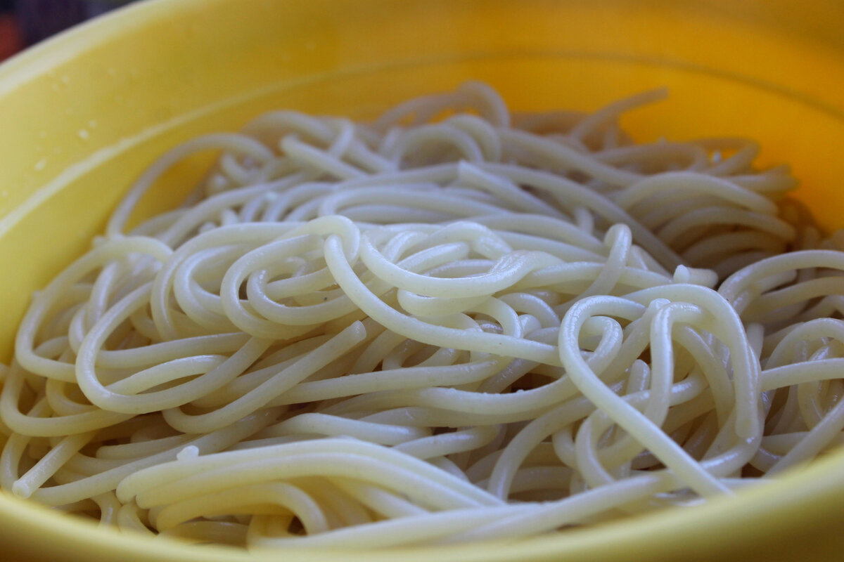 Сольем воду, в которой варились макароны, но не выливаем ее. 